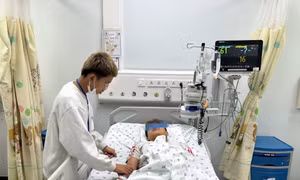 Bệnh hiếm gặp khiến thiếu niên liệt tứ chi sau trận đá bóng 