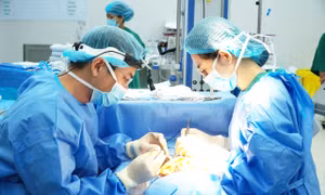 Vá xương cẳng chân thành công cho nam bệnh nhân bị tai nạn giao thông