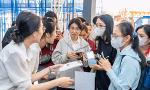 Sinh viên TP. HCM hào hứng trải nghiệm giải pháp AI trong Ngày hội công nghệ