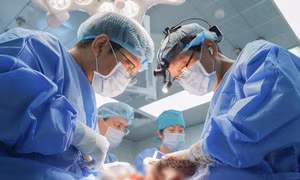 Cứu bệnh nhân bị khối u khủng kéo sụp tai xuống cổ