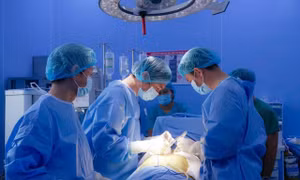 Tự ý bỏ thuốc điều trị, bệnh nhân suýt chết vì vỡ động mạch chủ