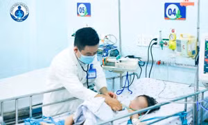 BS Dư Tuấn Quy thăm khám cho trẻ mắc bệnh tay chân miệng