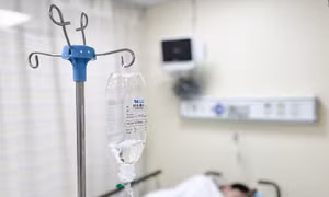 Người bệnh được bù dịch gấp trong tình huống ngộ độc thực phẩm. Ảnh: BVCC