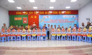 Mang niềm vui Tết sớm đến bà con khó khăn tại vùng biên giới tỉnh An Giang