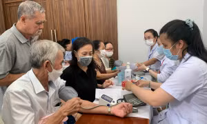 Người dân TP.HCM nô nức đi khám bệnh miễn phí trong Ngày Sức khỏe toàn dân