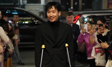 Tuấn Trần chống nạng tới lễ trao giải Cánh diều 