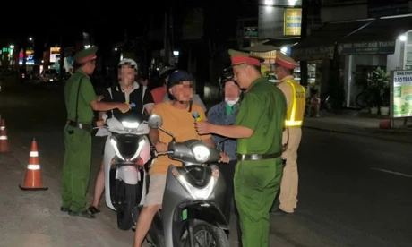 Cảnh sát giao thông ‘mật phục’ xử lý nhiều người lái xe rời quán nhậu 