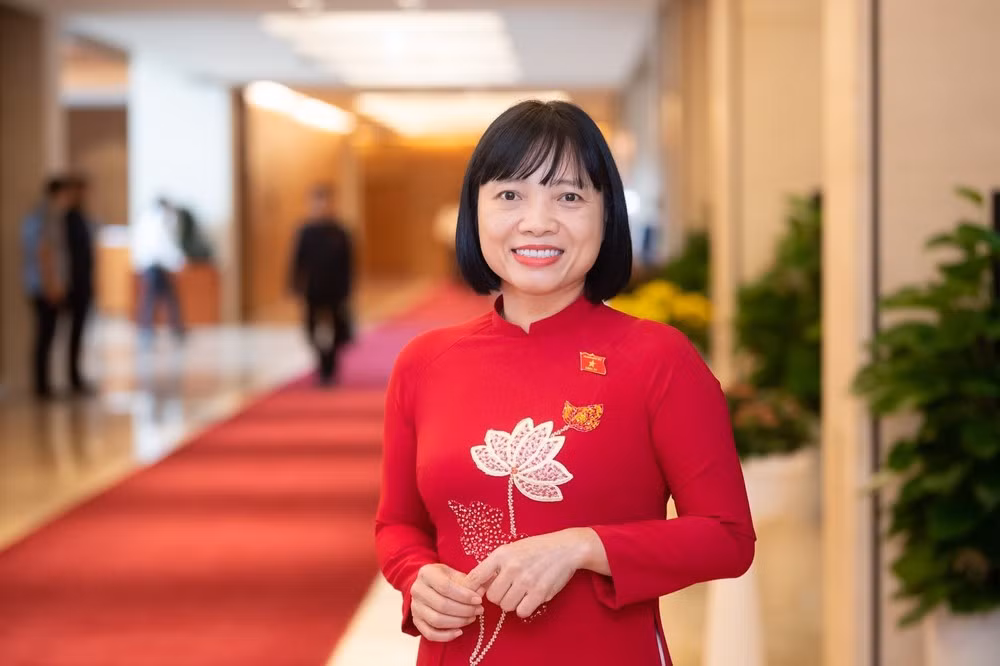 Đại biểu Quốc hội Nguyễn Thị Việt Nga trao đổi với báo chí