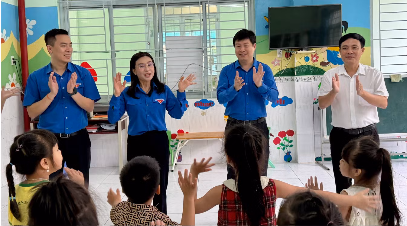 Chị Nguyễn Phạm Duy Trang ca hát cùng với các em thiếu nhi Trường mầm non Ngôi Sao Nhỏ. Ảnh: Đỗ Trường