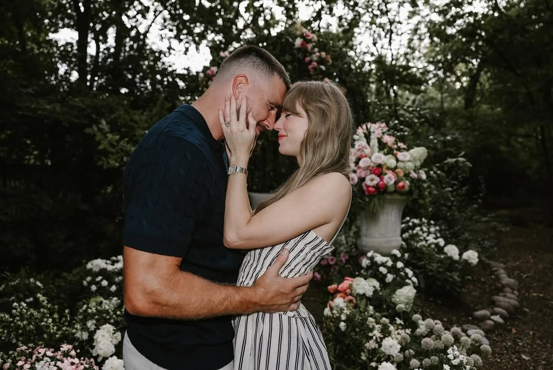 Taylor Swift và Travis Kelce chính thức đính hôn.