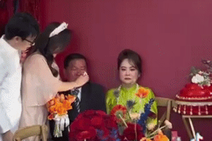 Ba mẹ cô dâu xúc động, bật khóc trong đám cưới (Ảnh cắt từ clip). Ba mẹ cô dâu xúc động, bật khóc trong đám cưới (Ảnh cắt từ clip).