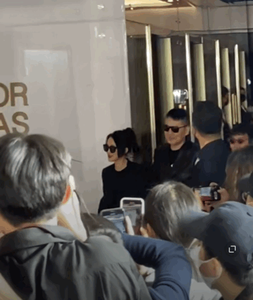 Nữ diễn viên mặc trang phục đen lướt đi như gió, gương mặt thanh tú dưới ống kính của team qua đường, nụ cười tươi tắn với thần thái tuyệt đỉnh.