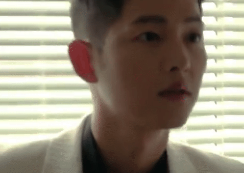 Hậu ly hôn Song Hye Kyo, Song Joong Ki điển trai 'hack tuổi', rộ tin yêu người mới