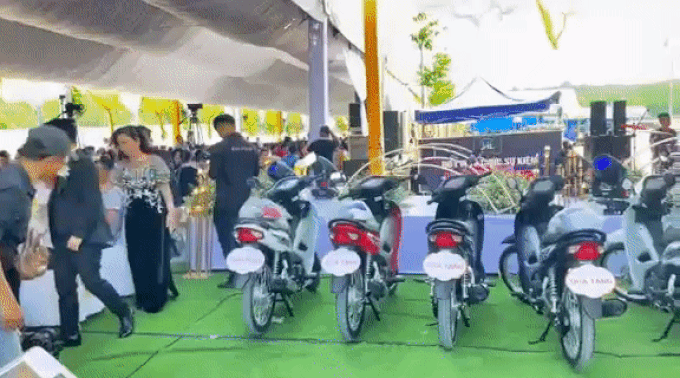Dàn xe máy được trưng ra để tặng những vị khách may mắn (Ảnh cắt từ clip). Dàn xe máy được trưng ra để tặng những vị khách may mắn (Ảnh cắt từ clip).