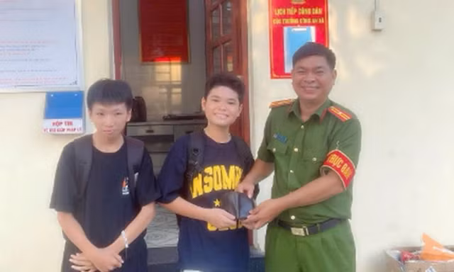 Hai học sinh lớp 8 ở Đồng Nai trả lại ví tiền cho người đánh rơi