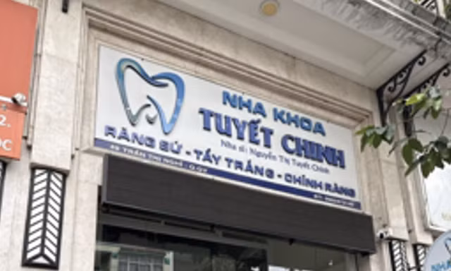 Phòng khám Nha khoa Tuyết Chinh ở 49 Trần Thị Nghỉ, Phường Hạnh Thông, TPHCM từng bị Sở Y tế TPHCM xử phạt do khám bệnh, chữa bệnh vượt quá phạm vi chuyên môn.