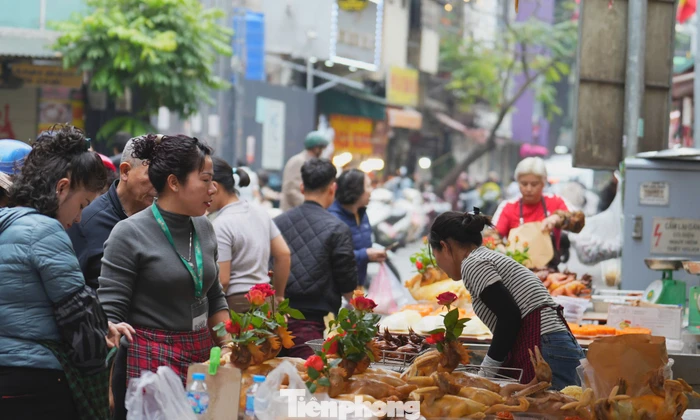 ​Chợ Hà Nội nhộn nhịp ngày lễ hóa vàng mùng 3 Tết