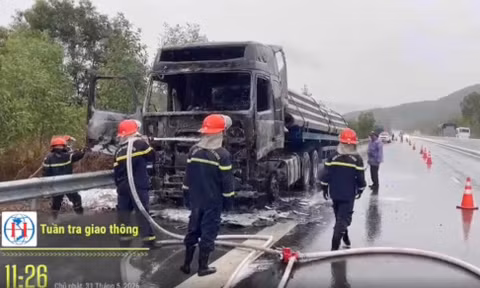 Lực lượng chức năng huy động xe chuyên dụng đến dập lửa.