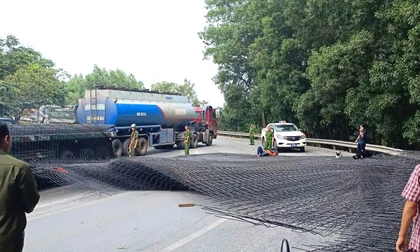 Hàng chục tấn thép rơi từ xe đầu kéo trúng 2 người đi đường