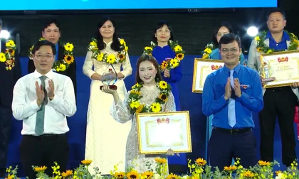 Hòa Minzy và người lái ca nô vào tâm lũ hỗ trợ đồng bào nhận giải ‘Tình nguyện quốc gia’ 2025