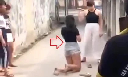 Bé gái bị vây đánh 'hội đồng' tàn nhẫn trong hẻm ở TPHCM