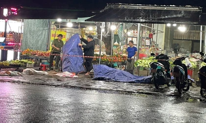 Người đàn ông đang đứng ở sạp bán trái cây thì bị đâm tử vong