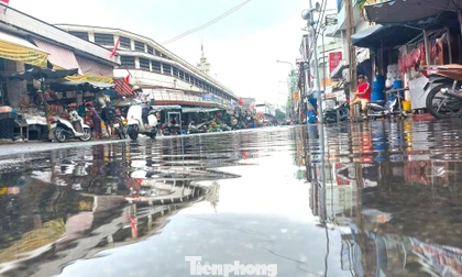 Triều cường báo động 3 gây ngập chợ cổ 200 năm tại TPHCM