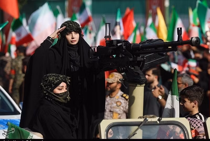 Phụ nữ Iran tuần hành ủng hộ các lượng lượng vũ trang Iran chống Mỹ và Israel. Ảnh: Tasnim.