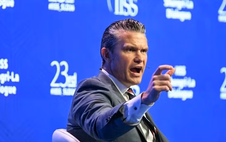 Bộ trưởng Chiến tranh Mỹ Pete Hegseth phát biểu tại Đối thoại Shangri-La 2026 ở Singapore. Ảnh: CNA.