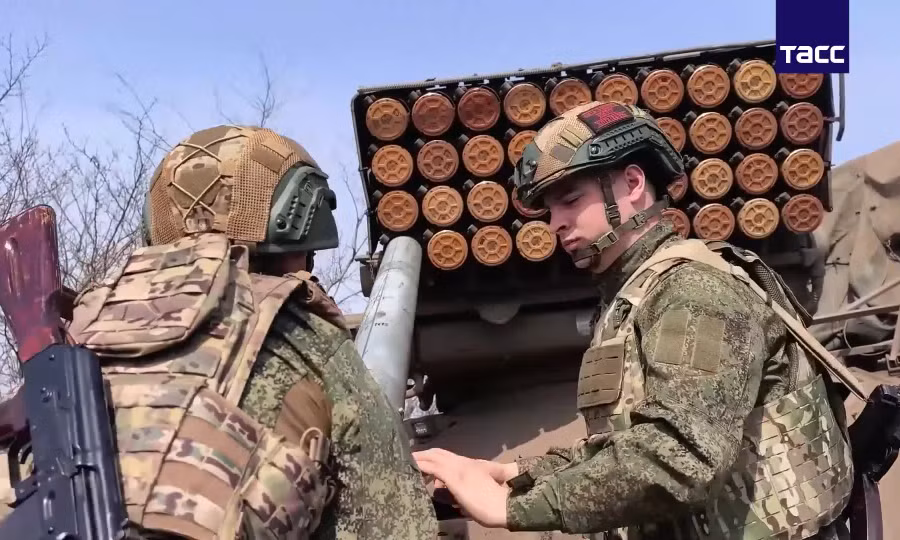 Binh sĩ Nga trên tiền tuyến chiến đấu với lực lượng Ukraine. Video: Bộ Quốc phòng Nga/TASS.