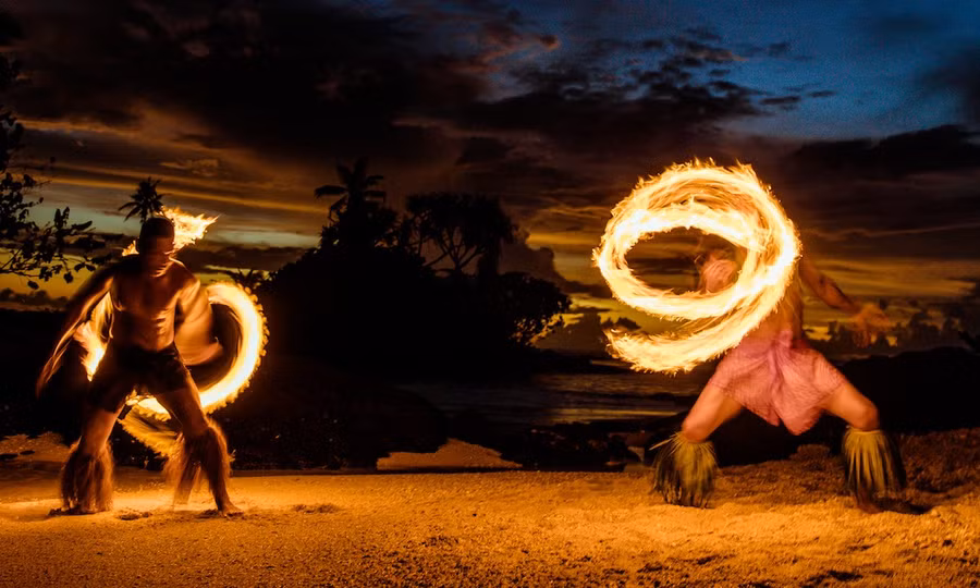 Đàn ông Samoa múa lửa. Ảnh: Samoa Travel.