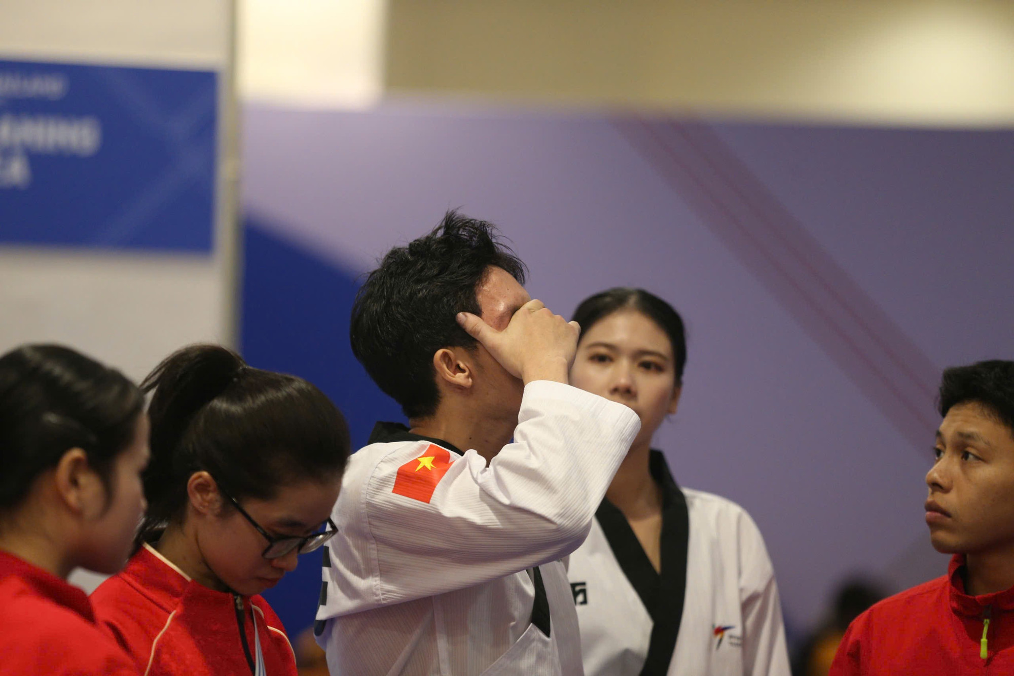 Hàng loạt sự cố nghiệp dư ở ngày đầu SEA Games 33 4 Tranh cãi bùng nổ: Giành huy chương Bạc trong nước mắt, đội Taekwondo Việt Nam khiếu kiện bất thành | Báo điện tử Tiền Phong