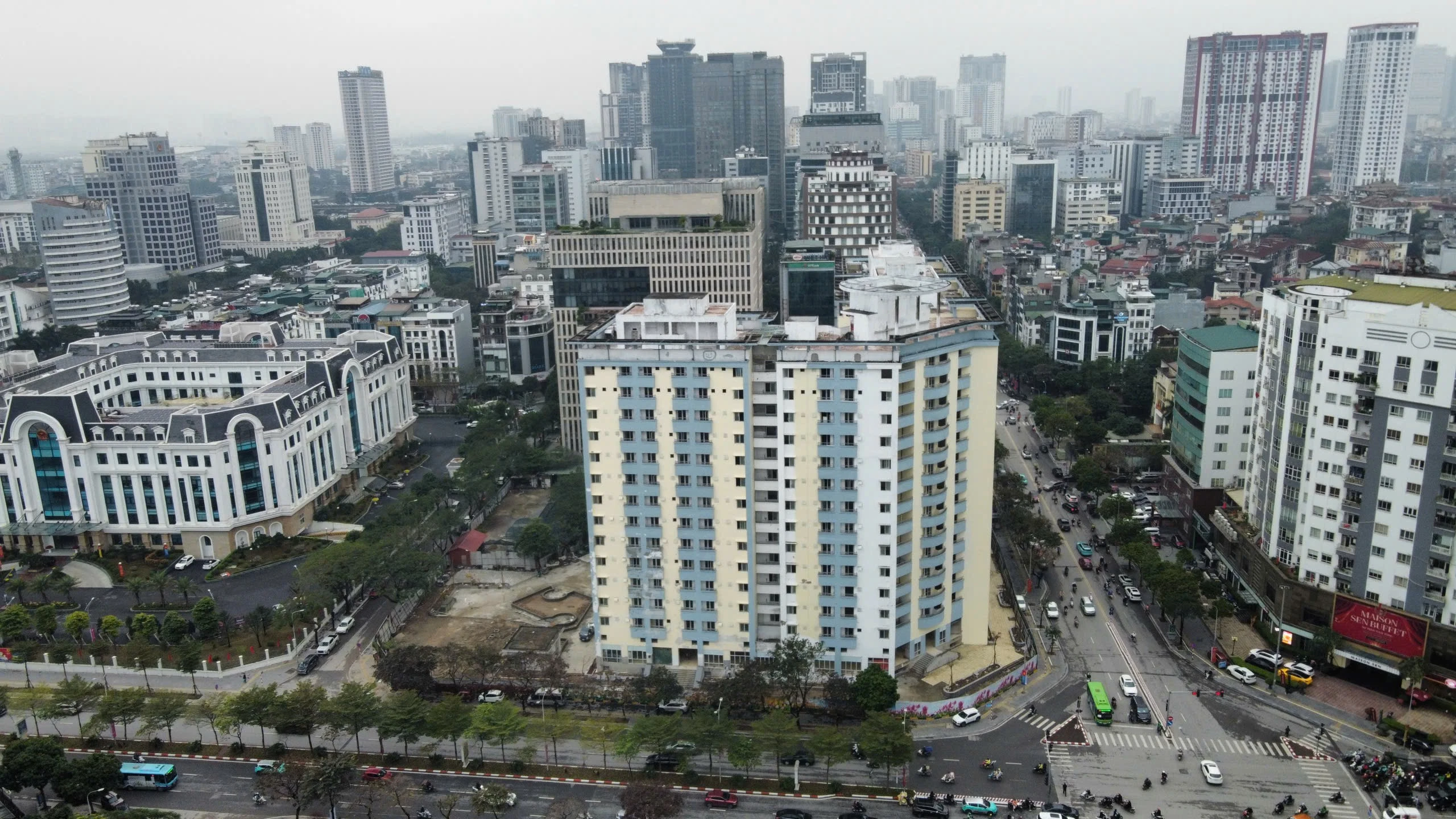 Khu tái định cư 'đất vàng' Cầu Giấy hồi sinh sau nhiều năm bỏ hoang