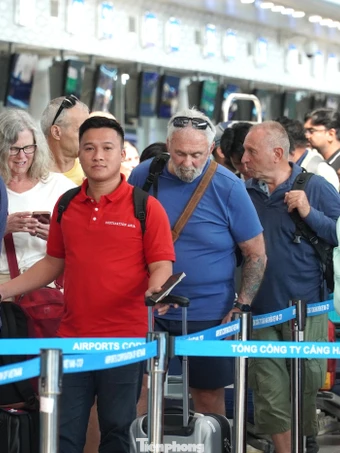 Sân bay Đà Nẵng đông nghịt