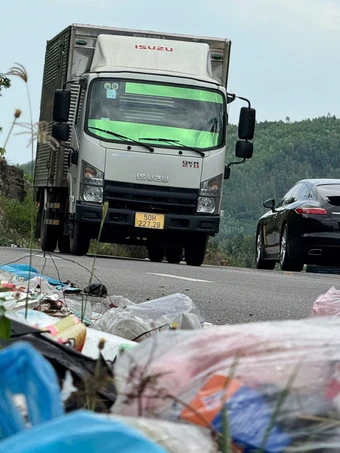 Rác thải 'bủa vây' đường tránh Quốc lộ 1A qua Quảng Ngãi