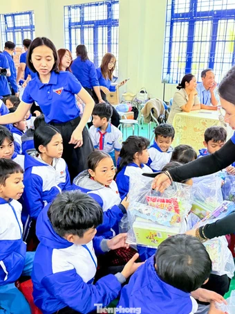 Mang đông ấm đến người dân, trẻ em vùng núi Đà Nẵng