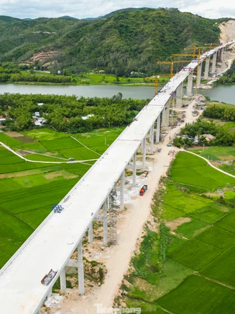 Cận cảnh cây cầu dài nhất cao tốc Bắc - Nam phía đông vừa hợp long