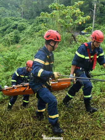Đà Nẵng diễn tập cứu nạn người rơi xuống vực sâu trên bán đảo Sơn Trà