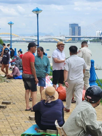 Giữa trưa nắng nóng, 'xí chỗ' ngồi xem chung kết pháo hoa ven sông Hàn