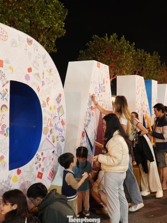 Du khách nườm nượp trải nghiệm đại lộ chào năm mới lần đầu có ở Đà Nẵng