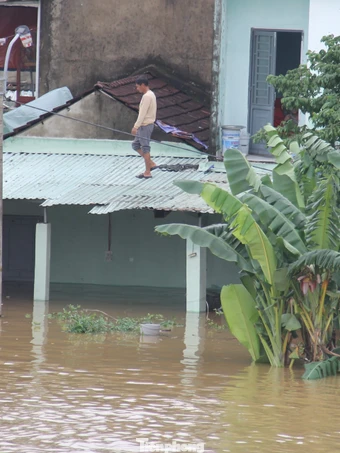 Cả xóm ở Đà Nẵng trắng đêm chạy lũ khi nước sông dâng không ngừng