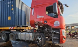 3 cuộn thép lăn xuống đường va phải xe đầu kéo, giao thông tắc nghẽn