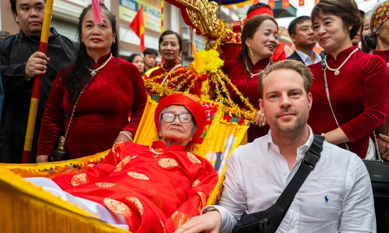 Lễ rước người sống kỳ lạ ở Quảng Ninh