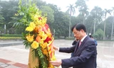 Bí thư Thành ủy Nguyễn Duy Ngọc dâng hoa tại tượng đài Lênin kỷ niệm Cách mạng Tháng Mười Nga