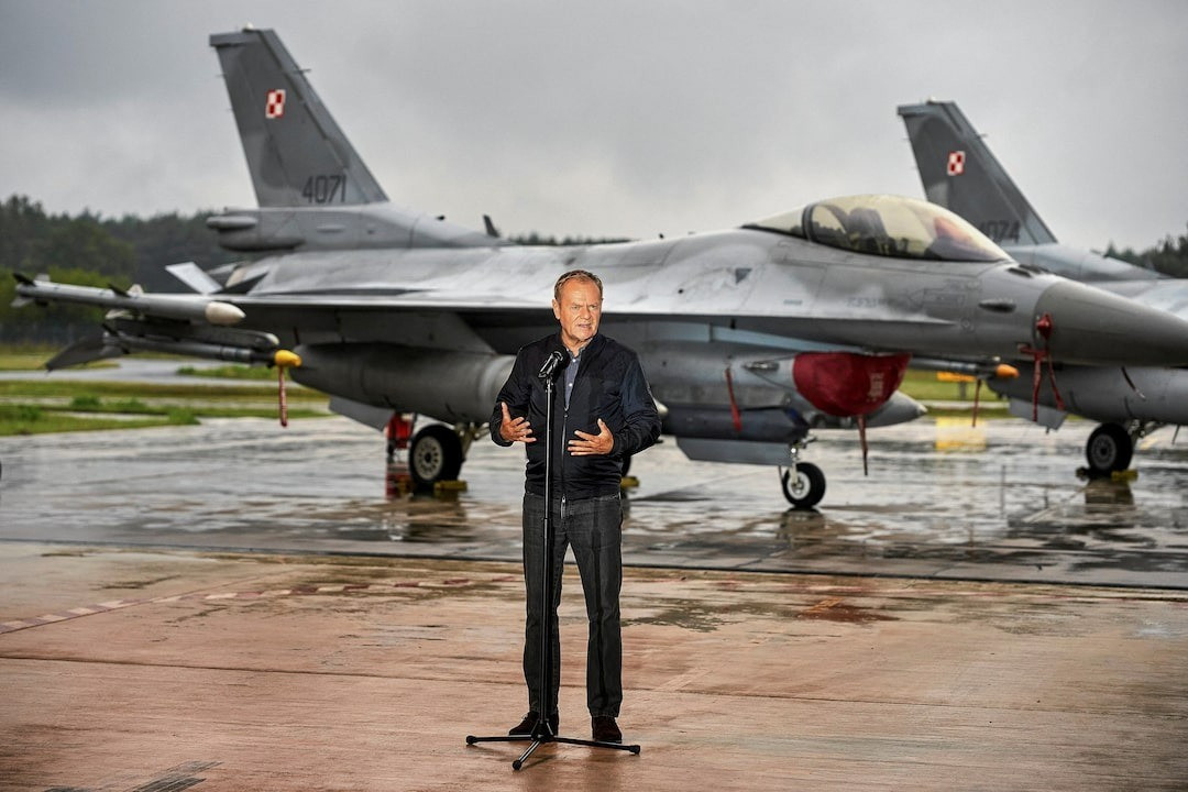 Thủ tướng Ba Lan Donald Tusk phát biểu trước dàn máy bay chiến đấu F-16 của nước này trong cuộc họp báo hôm 11/9. (Ảnh: Reuters) p5hcpg23lbkwvlowpiga3auu6a.jpg