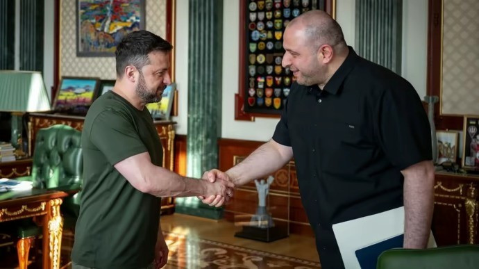 Tổng thống Ukraine Volodymyr Zelensky gặp Bộ trưởng Quốc phòng Rustem Umierov hôm 12/7. (Ảnh: Pravda) e903d9f-ze-umerov-op1-690x387av.jpg