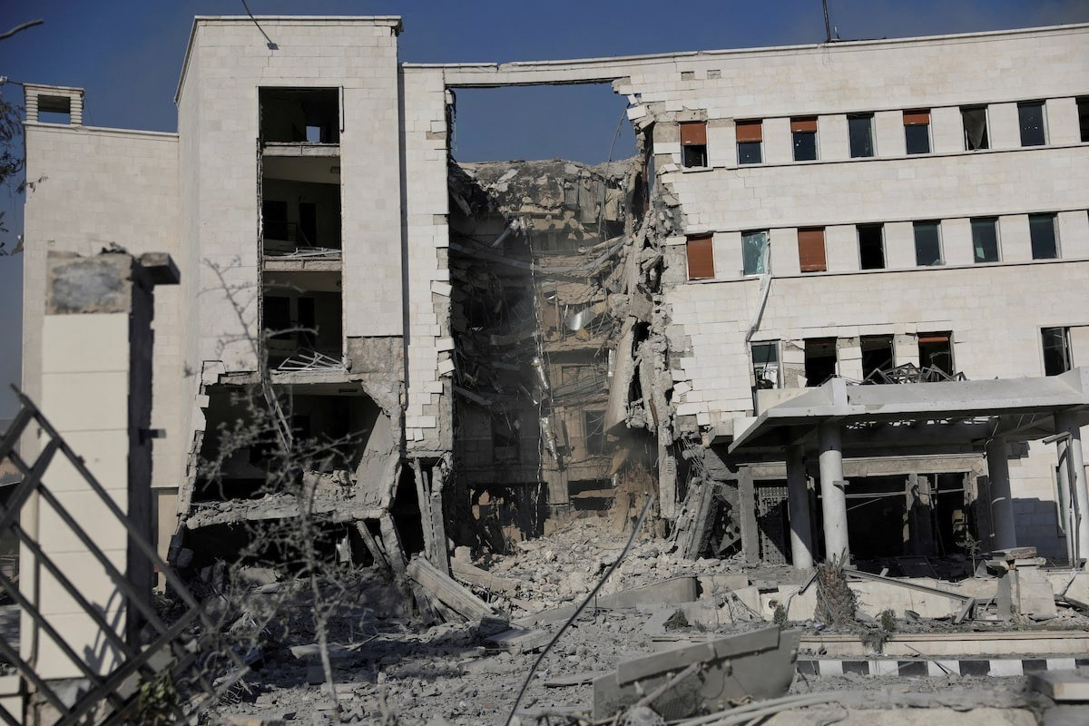 Một tòa nhà ở Damascus (Syria) bị hư hại sau cuộc không kích của Israel. (Ảnh: Reuters) anfdcouhbzlblhc6cnb56o3rfi.jpg