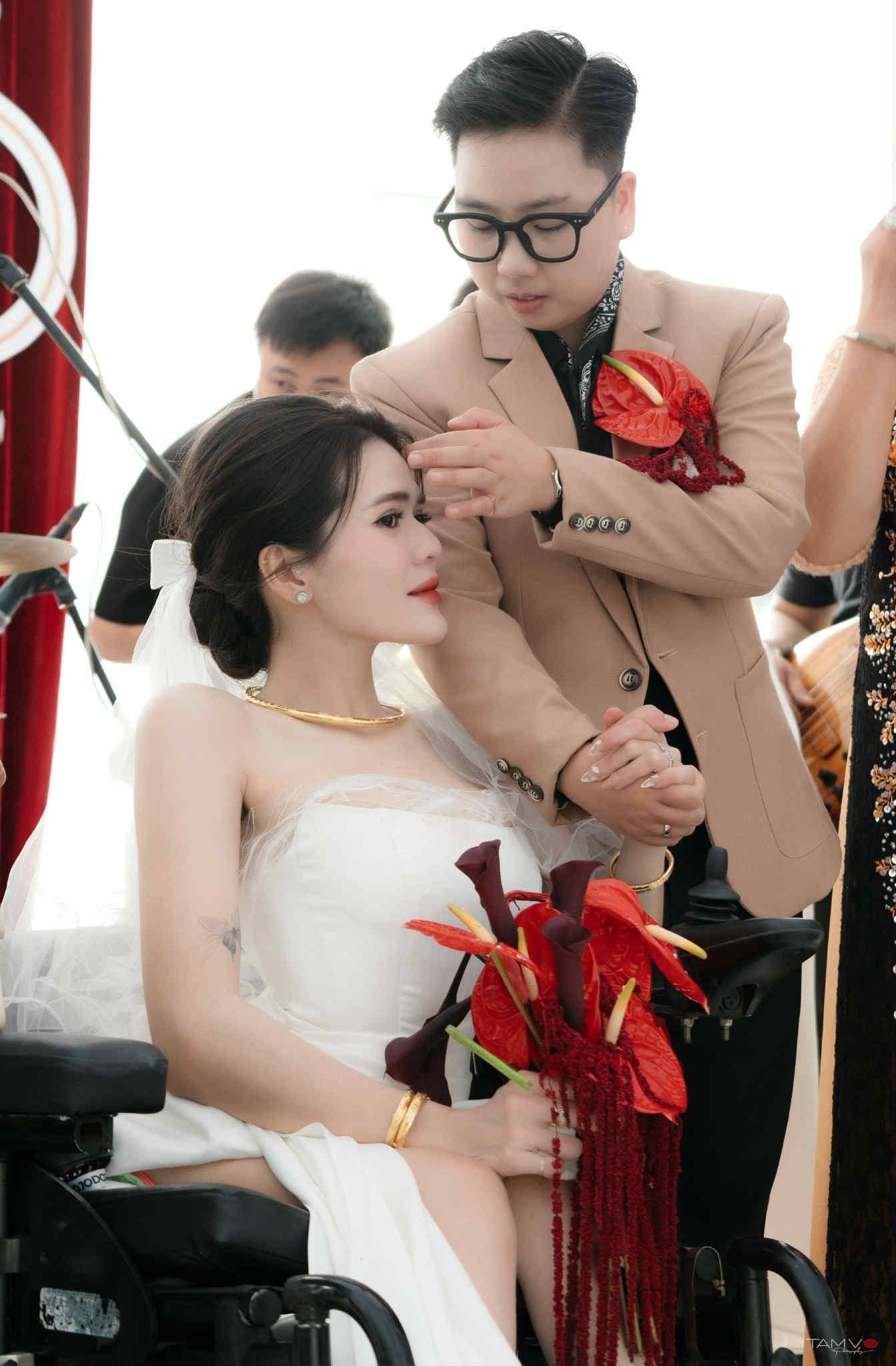 Thương Thương luôn che chở và an ủi Ngọc Hơn trước những khó khăn trong cuộc sống.