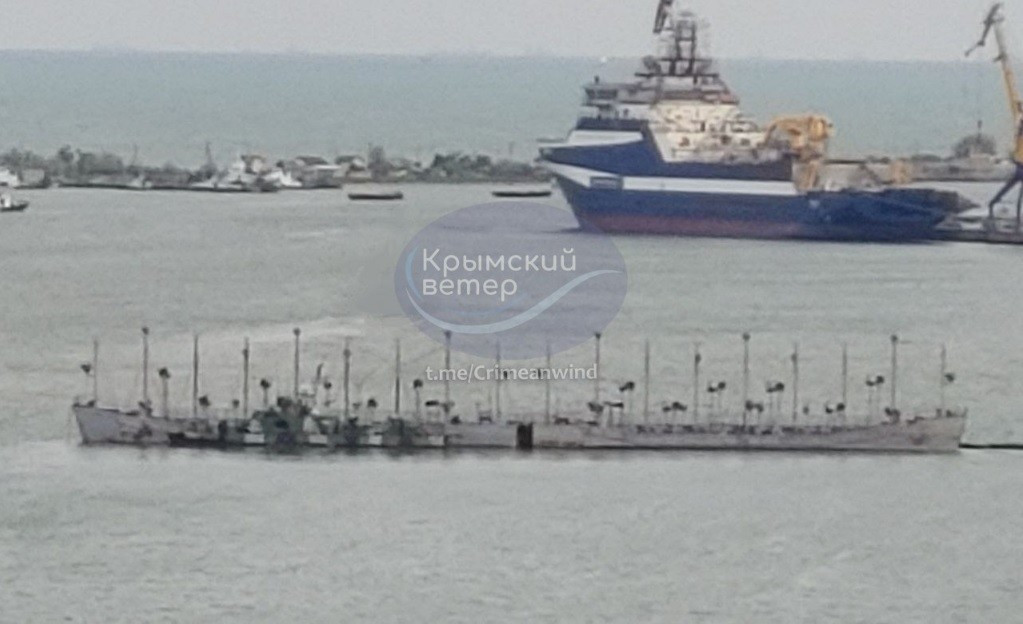 Chiếc sà lan gần nhà máy Zaliv. (Ảnh: Telegram) crimea.jpg
