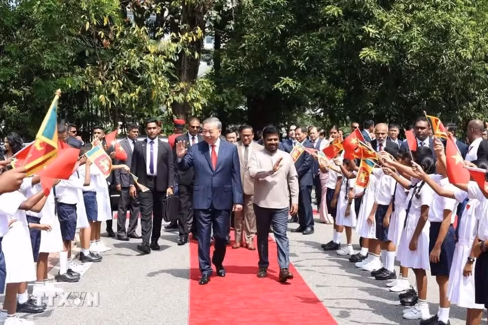 tong-bi-thu-chu-tich-nuoc-dang-hoa-tuong-chu-tich-ho-chi-minh-o-thu-do-colombo-3.jpg